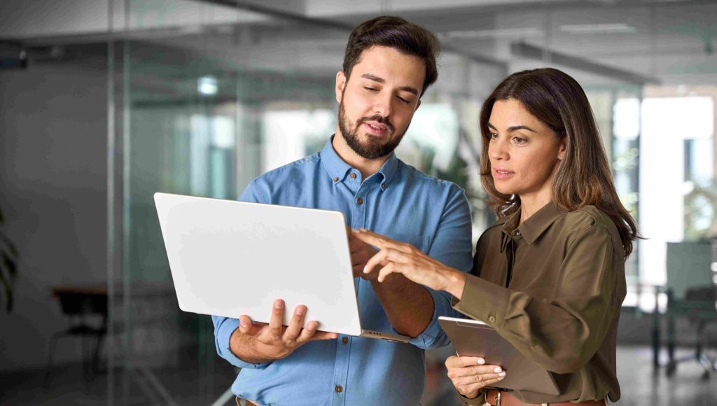 Hombre y mujer en oficina